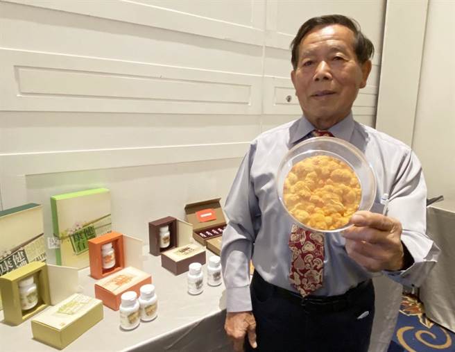 赖敏男平时热心公益关怀弱势，除加入警友会也以公司名义捐助救护车，并捐赠母校双冬国小学生奖助学金。（民眾提供）