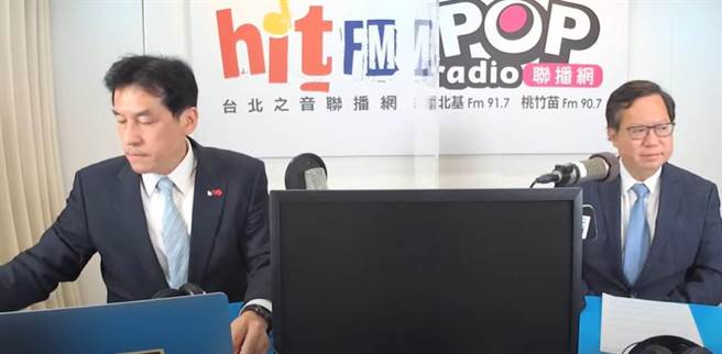 桃園市長鄭文燦上午參加廣播直播節目，談到林智堅論文門事件希望不要為了選舉攻防否定老師、學校。(楊宗灝翻攝)