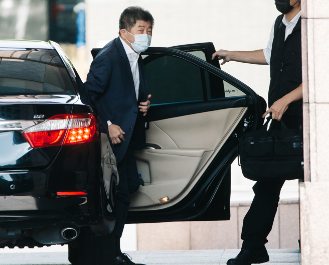 疫情指揮中心指揮官陳時中（前）。（資料照/郭吉銓攝）