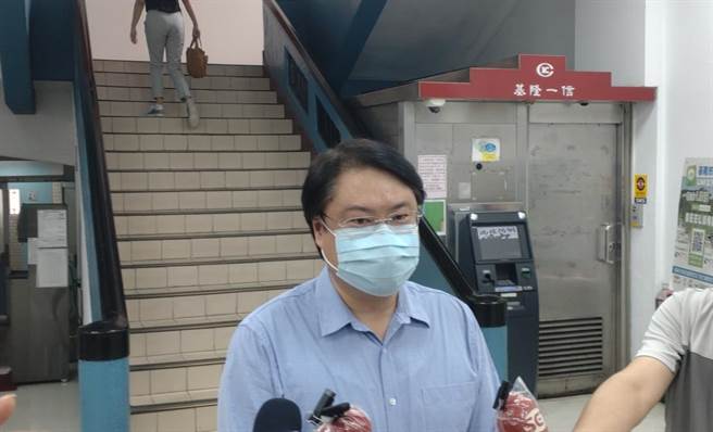 基隆市长林右昌解隔离首日，受访时建议民眾做好防疫，最好不要确诊。（张志康摄）