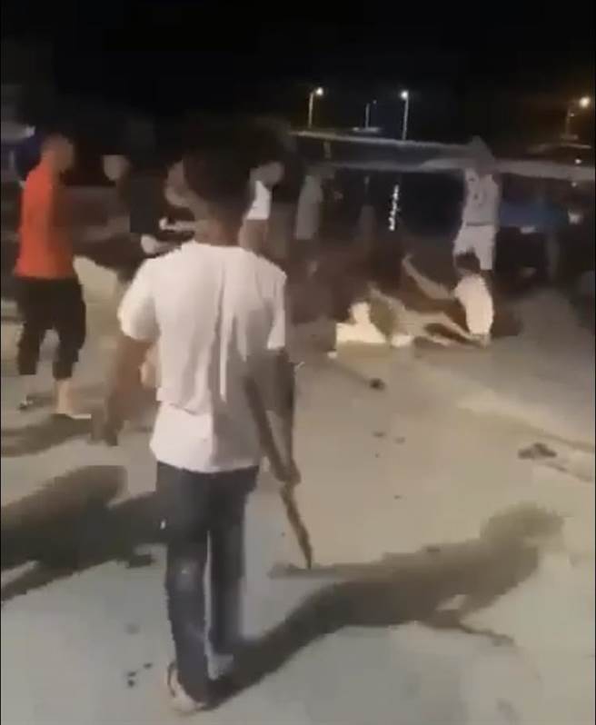 未成年欠债不还反聚眾打债主，事后还PO枋寮渔港打人影片挑战公权力。（翻摄黑色豪门企业／谢佳潾屏东传真）