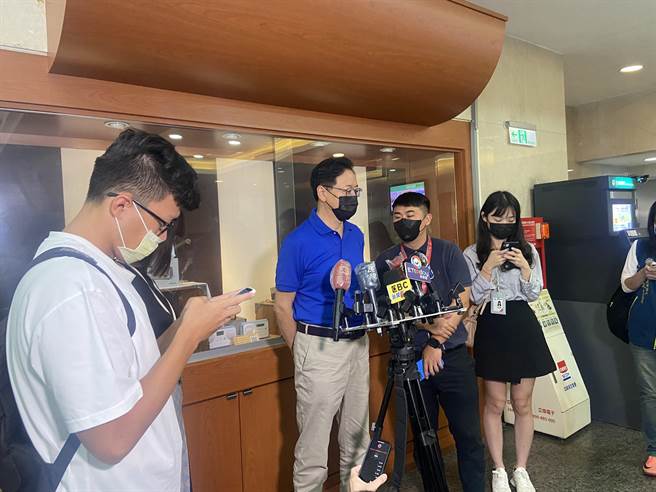 国民党桃园市参选人张善政（右三）今上午参加王浅秋主持的广播节《千秋万事》，会后接受媒体访问。（陈薏云摄）