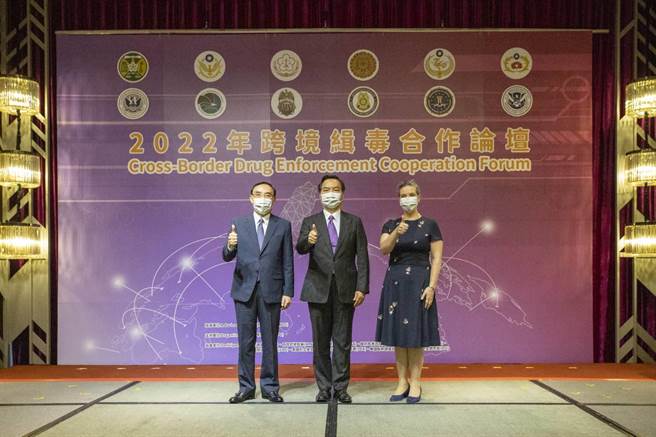 行政院政务委员罗秉成、法务部长蔡清祥及美国在台协会处长孙晓雅致词（高检署提供）