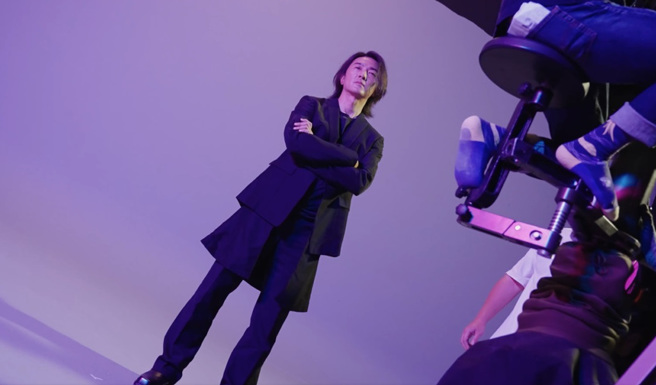 郑伊健帅气依旧。（图／翻摄自HUEI YEH辉叶 YouTube）