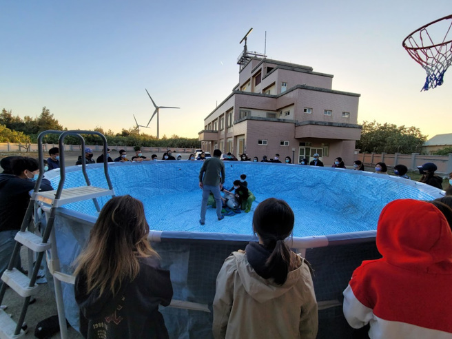 海保署与海巡署共同规划苗栗崎顶雷达站空间为场地，为中部地区搁浅鲸豚争取黄金救援时间。(中华鲸豚协会提供)