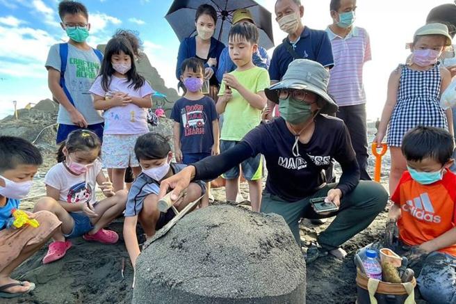 ▲创意满点的小小沙雕师体验。　图：高雄市政府观光局／提供