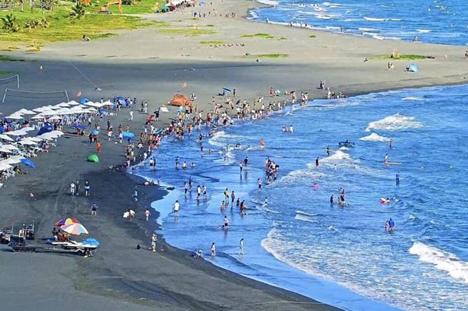 ▲美丽的旗津沙滩吸引许多游客到访。　图：高雄市政府观光局／提供