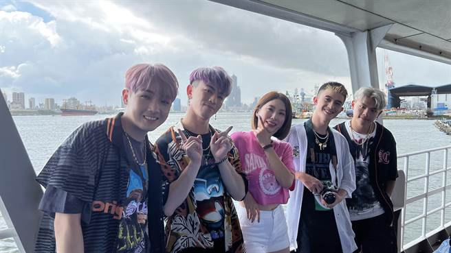 妖娇（中）日前与「B.T.O.D」拍摄MV ，一起搭乘渡轮前往旗津。（宽宽整合行销提供）