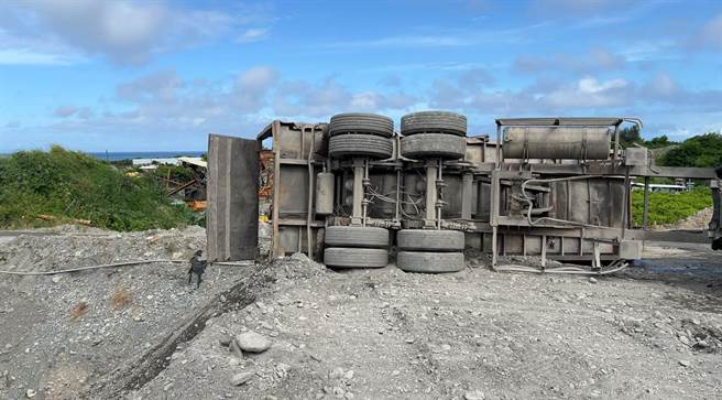 台东砂石场车辆翻覆。（民眾提供／蔡旻妤台东传真）