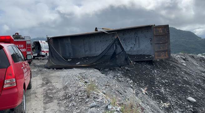 台东砂石场车辆翻覆。（民眾提供／蔡旻妤台东传真）