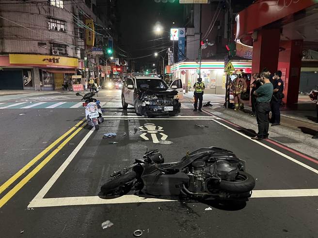 警方押解嫌犯途中，與民眾騎乘的機車發生事故。（警方提供）