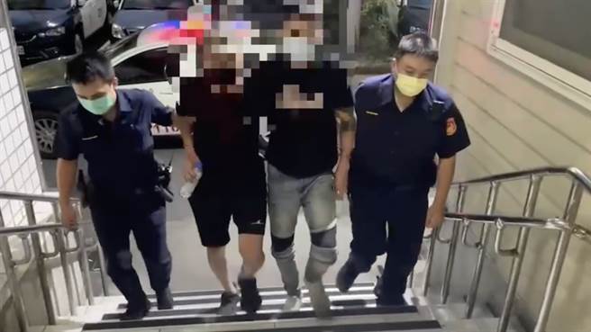 警方最後還是將2名嫌犯順利帶回警局偵訊。（警方提供）