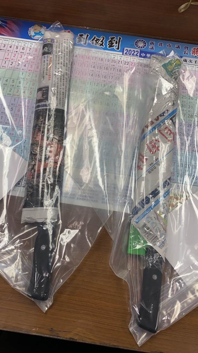 警方從嫌犯身上查獲的2把西瓜刀。（警方提供）