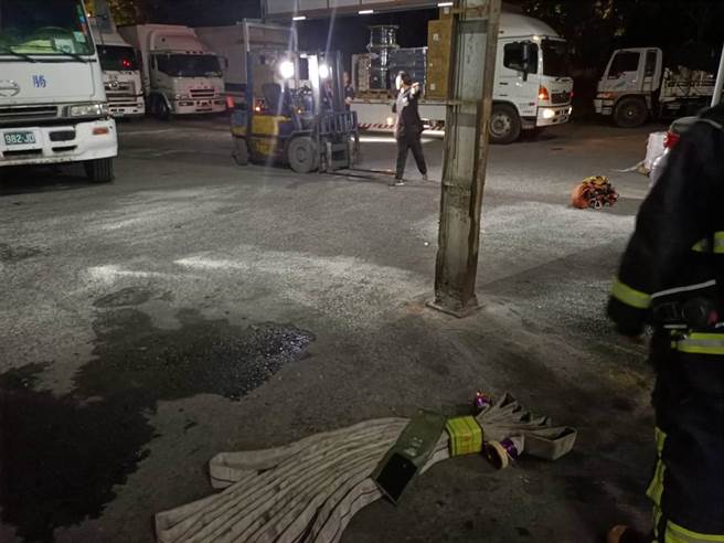 土城区货运行昨晚发生纵火案。（翻摄画面）