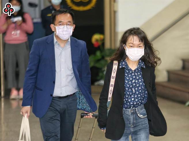 高等法院审理国务机要费案前总统陈水扁媳妇黄睿靓（右）、儿子陈致中（左）离开法庭时不发一语。（杜宜谙摄）本报资料照片