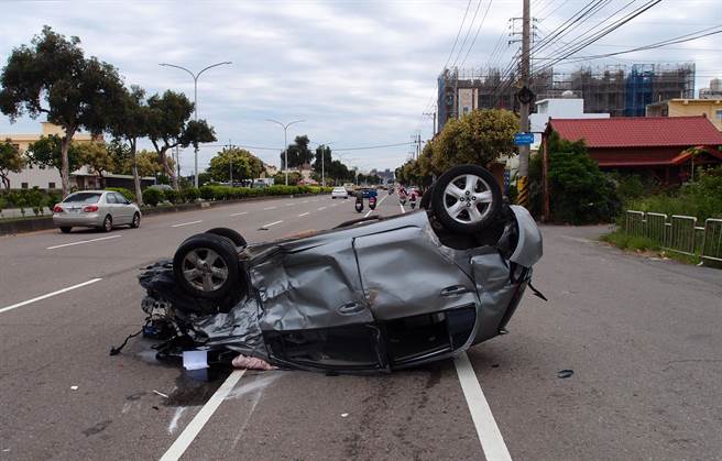 董女驾驶休旅车欲左转发生衝撞造成翻车。(民眾提供)