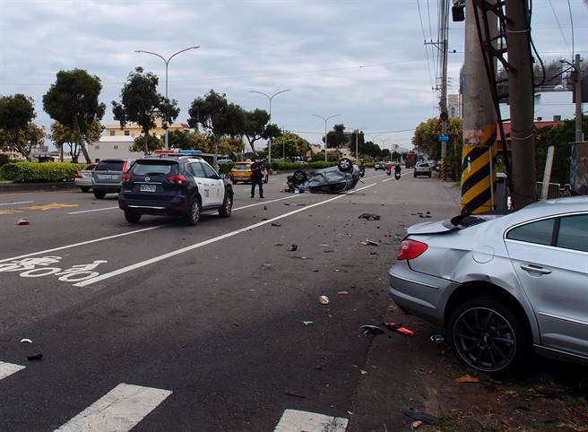 金男驾驶自小客车发生衝撞，一时失控衝到路边。(民眾提供)
