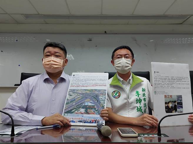 林佳龍競選辦公室發言人何博文（左）、李坤城批侯友宜是爭功諉過的市長，何博文更要侯承諾新北市民，如連任市長絕對會「做好做滿」，不會落跑去選總統。（陳慰慈攝）