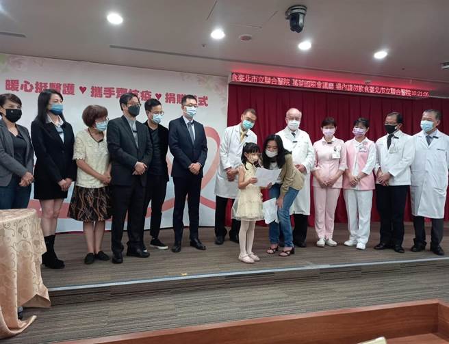 蔡炳坤、应晓薇携手企业感谢医护人员，捐赠500台穿载式空气清净机。（应晓薇提供／杨亚璇台北传真）