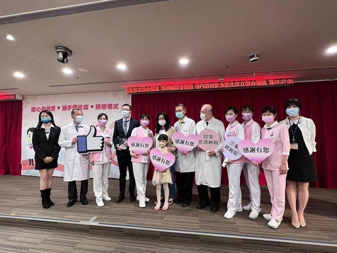 蔡炳坤、应晓薇携手企业感谢医护人员，捐赠500台穿载式空气清净机。（应晓薇提供／杨亚璇台北传真）