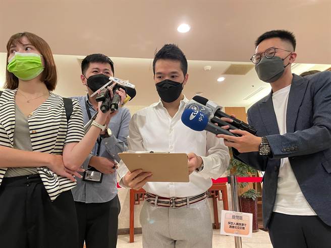 立委何志偉指出，組織戰早就動起來了。（葉書宏攝）