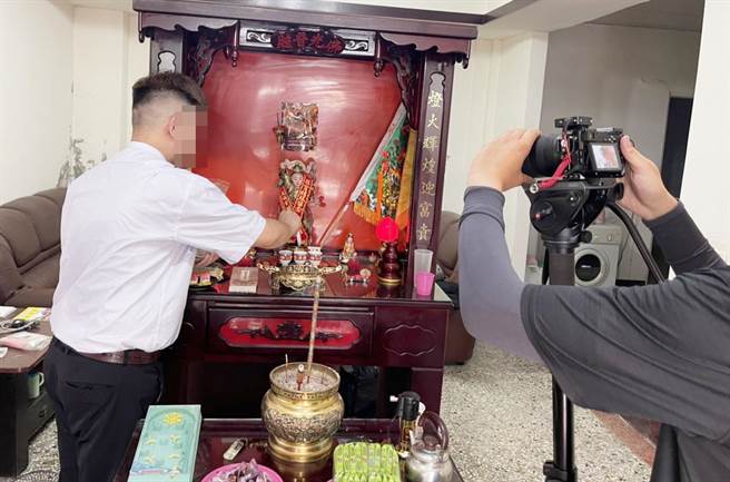张男自称晚上在一家私人神坛当乩童济世，还带记者前往神坛拍新闻；当媒体记者前往拍摄时才发现漏洞百出。（民眾提供）