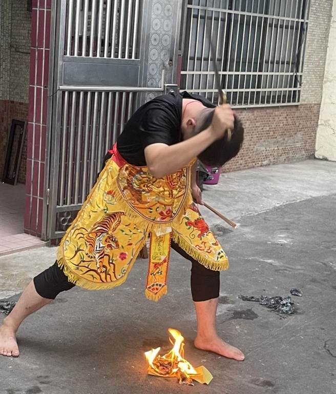 张男自称晚上在一家私人神坛当乩童济世，还带记者前往神坛拍新闻；当媒体记者前往拍摄时才发现漏洞百出。（民眾提供）