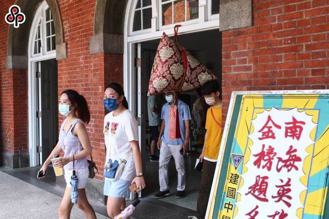 今年度大学分科测验地理科提到核能政策，题目遭学者怒批「置入性行销」。图为建国中学考场情况。(本报资料照)