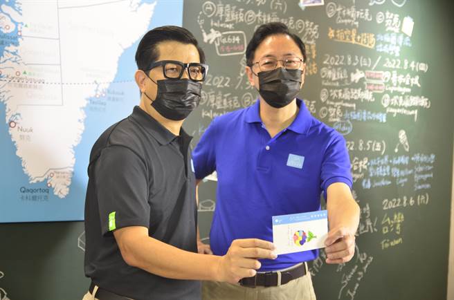 國民黨桃園市長參選人張善政（右）15日到桃園市龍潭區歐萊德參訪，歐萊德董事長葛望平（左）介紹其企業理念。（賴佑維攝）