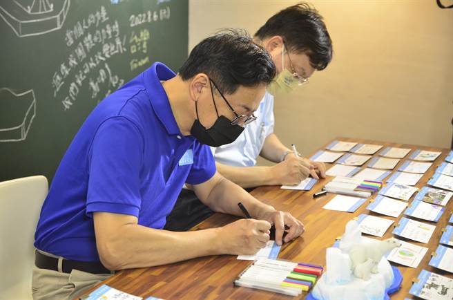 國民黨桃園市長參選人張善政（左）、前行政院副院長杜紫軍（右）陪同一起參訪桃園市龍潭區歐萊德企業。（賴佑維攝）