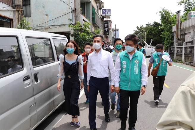 民進黨桃園市長參選人林智堅（中）今日前往桃園市龍潭區。（蔡明亘攝）
