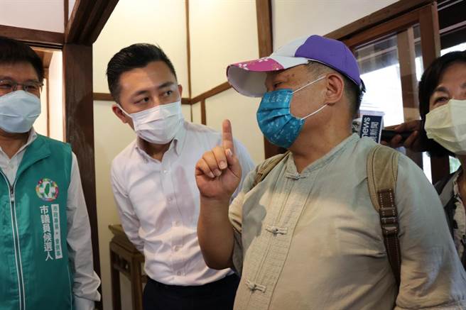 民進黨桃園市長參選人林智堅參訪鍾肇政文學生活園區，聆聽鍾肇政的故事。（蔡明亘攝）