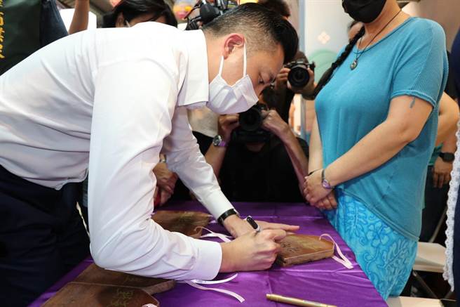 民進黨桃園市長參選人林智堅參訪菱潭街興創基地，民眾熱情接待（蔡明亘攝）