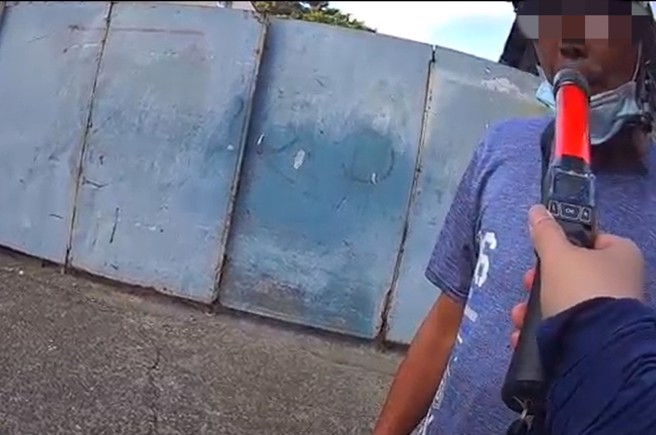 一名骑士酒测超标惊呼三小时前只喝1杯阿比，警当场神回：那你肝不好。(戴志扬翻摄)