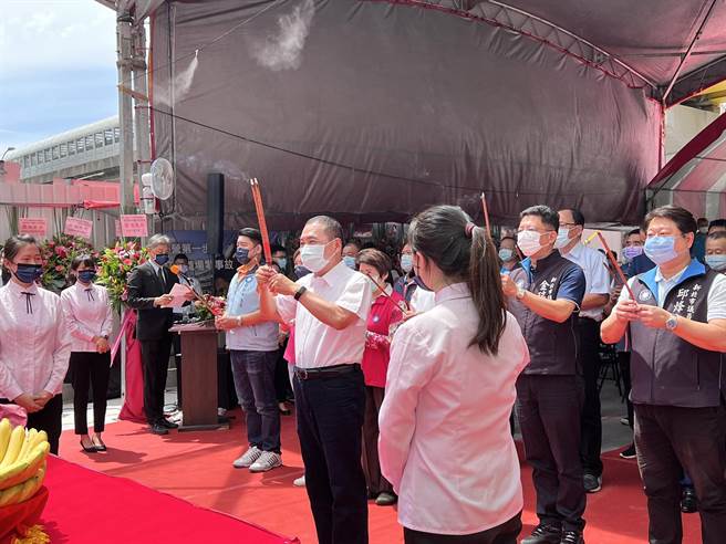 侯友宜率领捷运开发团队，和新北捷运局与冠德建设共同祈福。（李奇叡摄）