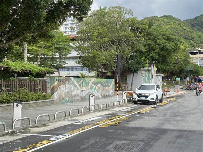 新北市交通局宣布下周一（18日）将在新庄、五股、泰山、林口4区32格家长接送停车格位、22格装卸货格位，导入路边停车智慧化管理。（新北市交通局提供）