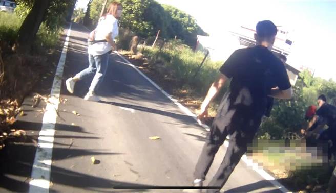 趙男棄車逃逸時遭勇警飛身撲倒在地（右下方）。（翻攝照片／崔正綱高雄傳真）