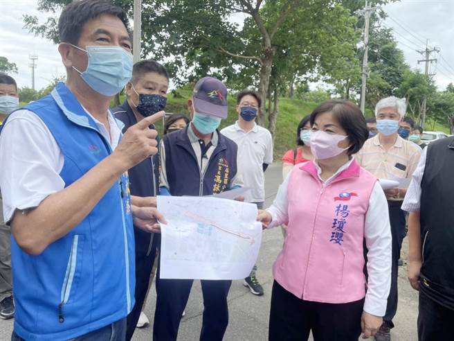 市议员陈本添（左）说，他从2011年起，就争取辟建规画后里风鼓崎步道，却因土地及经费问题一直无法顺利辟建使用。（立委杨琼璎服务处提供）