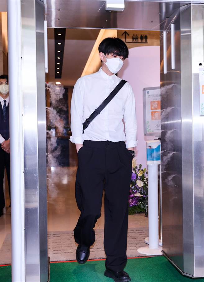 安伟到场吊唁朱俐静。（罗永铭摄）