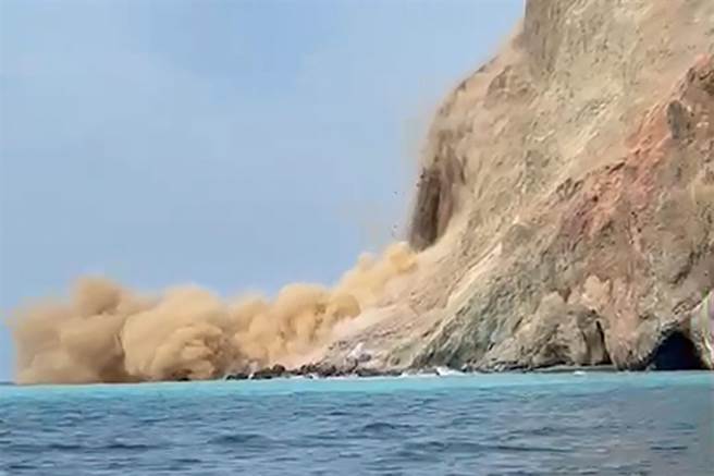 龟山岛龟首处今天发生崩塌，让游客啧啧称奇。（宜兰县赏鲸推广协会提供／李忠一宜兰传真）