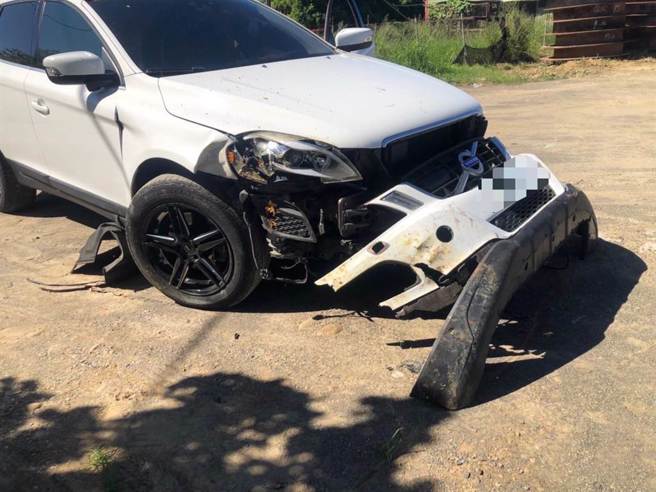 趙男租用休旅車逃逸時撞警、路邊樹幹、對向鐵絲網造成車頭全毀。（翻攝照片／崔正綱高雄傳真）