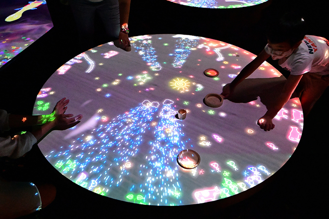 「小人所居住的屋子」可利用桌上的物品，透過互動式螢幕與小人們互動。(攝影/Carter)