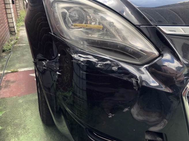 警車遭趙男擦撞，造成保險桿擦傷。（翻攝照片／崔正綱高雄傳真）