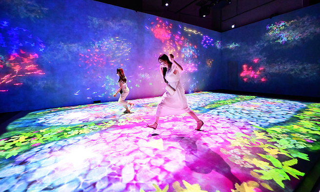 「天才跳房子」有趣的設計，連大人也放下矜持一起蹦蹦跳跳，彷彿回到兒時最純粹的歡樂。(攝影/Carter)