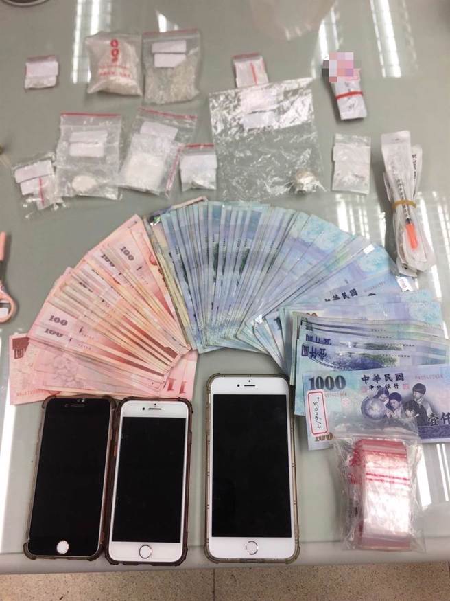 警方查獲第一級毒品海洛因44.59公克、第二級毒品安非他命63.53公克、三級毒品咖啡包5包17.74公克、販毒所得新台幣51900元、電子磅秤1具、夾鏈袋等證物。（翻攝照片／崔正綱高雄傳真）