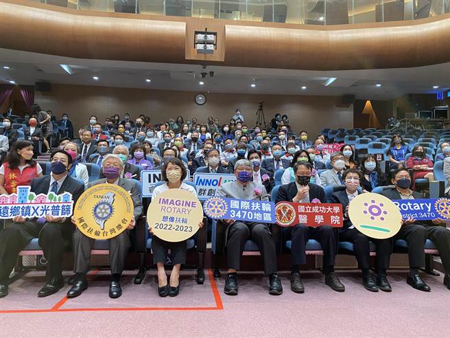 嘉義市長黃敏惠肯定成大與國際扶輪社挹注偏鄉醫療資源。（廖素慧攝）