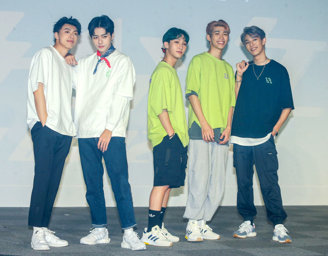 图为原子少年成员黄文廷（左起）、林佳辰、小孩、蔡承佑、林焕钧。（粘耿豪摄）
