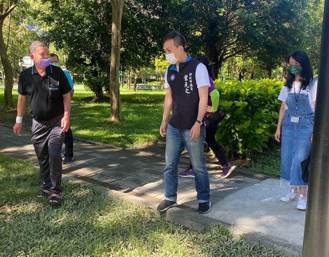 葉元之（右2）指出，何博文的說法突顯民進黨的眼中只有總統大選，沒有新北市民，拖到那麼晚提名林佳龍，擺明是選假的，只在乎侯會不會選2024。（葉元之提供）