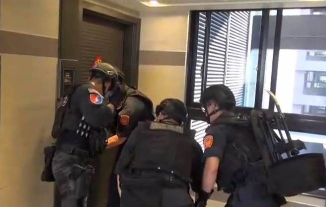 警方前往桃園青埔豪宅攻堅。（警方提供）