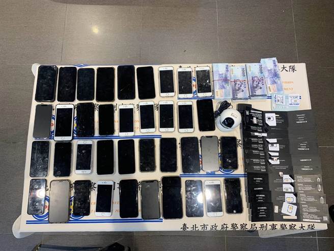 警方查扣各式手機等證物。（警方提供）